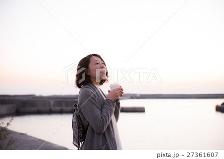 観光　女性　朝日 27361607