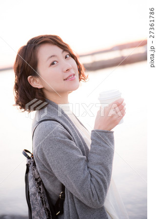 観光 女性 朝日 観光 女性 朝日 27361786