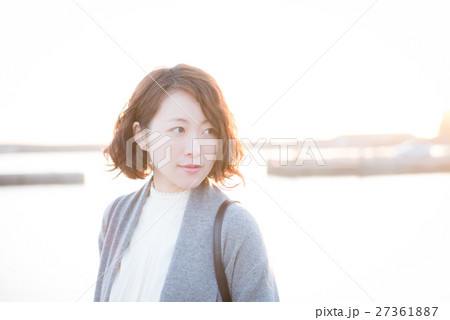 観光 女性 朝日 観光 女性 朝日 27361887