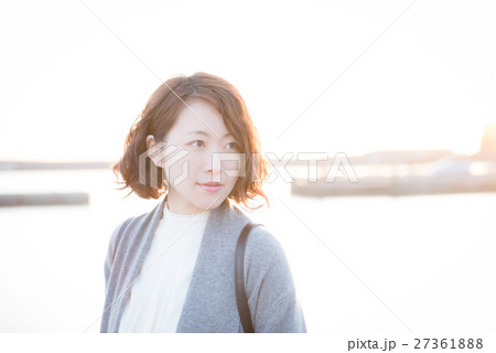 観光 女性 朝日 観光 女性 朝日 27361888
