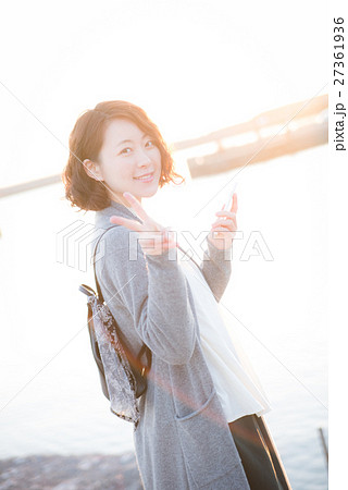 観光 女性 朝日 観光 女性 朝日 27361936