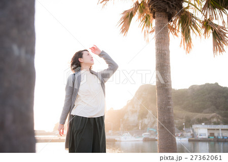 観光 女性 朝日 観光 女性 朝日 27362061