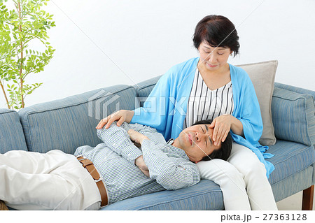 ミドル夫婦　ライフスタイル　膝枕 27363128