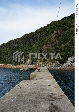 福江島の糸串鼻灯台手前にあ福江島の糸串鼻灯台手前にある小さな波止場る小さな波止場、長崎県五島市、日本 福江島の糸串鼻灯台手前にあ福江島の糸串鼻灯台手前にある小さな波止場る小さな波止場、長崎県五島市、日本 27363179