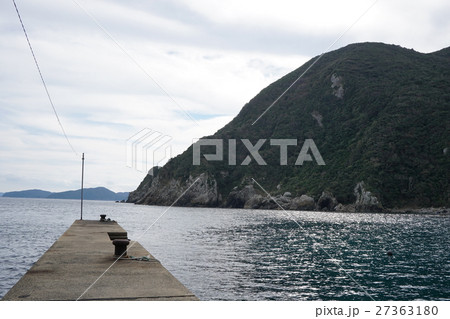 福江島の糸串鼻灯台手前にあ福江島の糸串鼻灯台手前にある小さな波止場る小さな波止場、長崎県五島市、日本 27363180