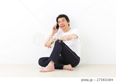 電話をかけるミドル男性　胡座 27363384
