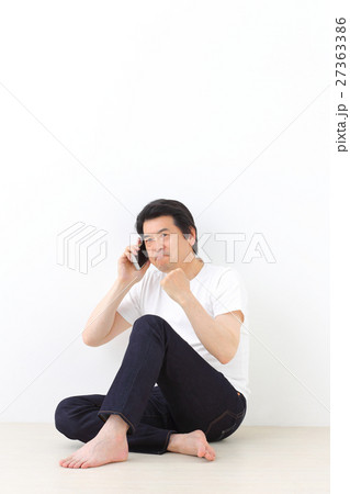 ミドル男性 胡座 ミドル男性 胡座 27363386