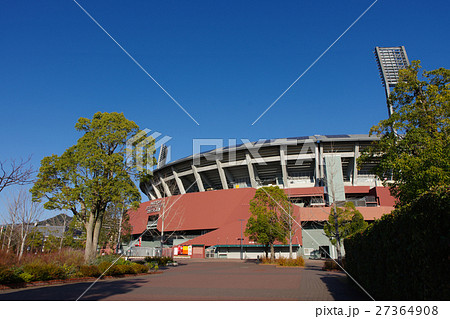 広島東洋カープ本拠地、マツダスタジアム外観 外周通路からの遠景（青空） 27364908