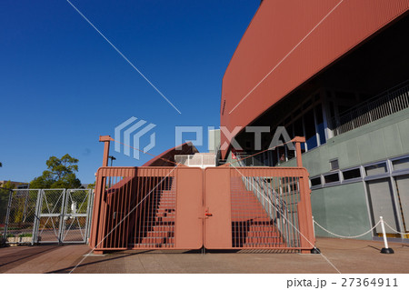 広島東洋カープ本拠地、マツダスタジアム正面入り口の三塁側階段 27364911