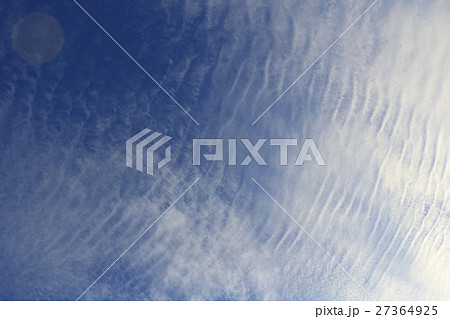 さざ波がたった水面を映した空 27364925