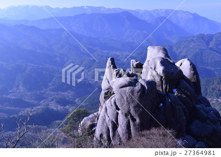 重ね岩 27364981