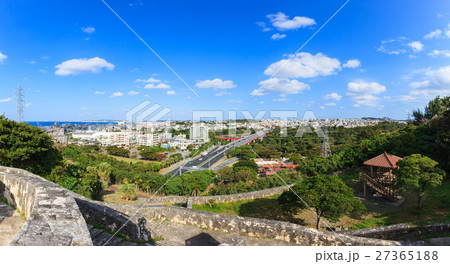 浦添大公園から見える街並みと国道330号 27365188