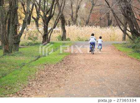 自転車に乗る子供 27365334