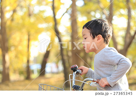 自転車に乗る子供 27365345
