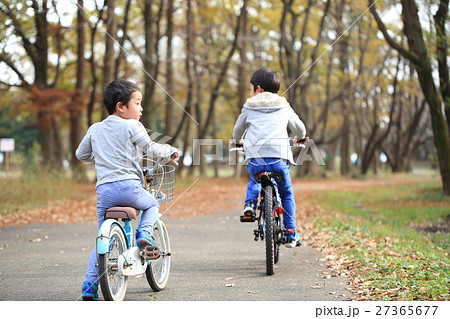 自転車に乗る子供達の写真素材