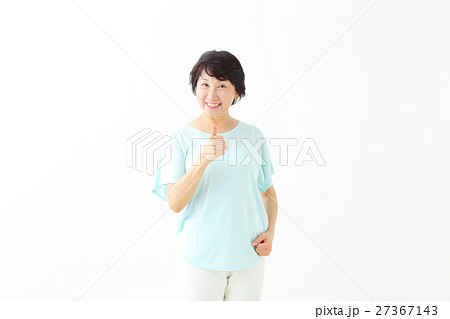 喜ぶミドル女性 喜ぶミドル女性 27367143