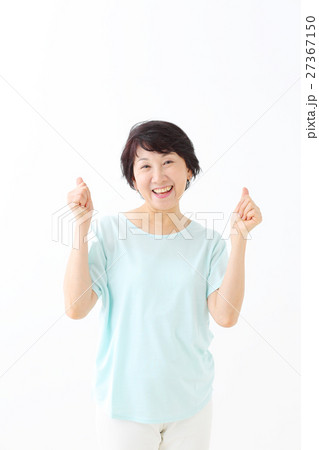 喜ぶミドル女性 27367150