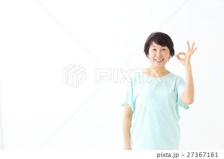 OKポーズ　ミドル女性 27367161
