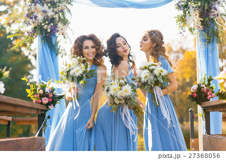 Bridesmaids in park 27368056