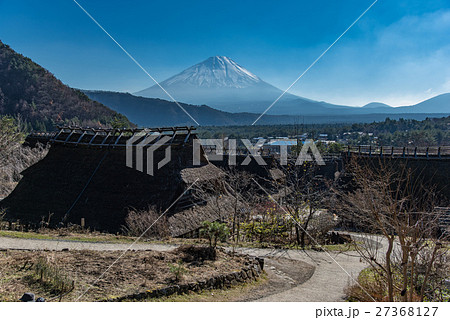 西湖いやしの里根場と雪の富士山 27368127