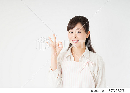 エプロンをした女性 27368234