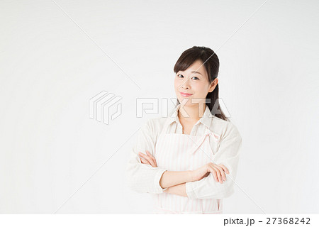 エプロンをした女性 エプロンをした女性 27368242