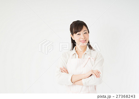 エプロンをした女性 27368243