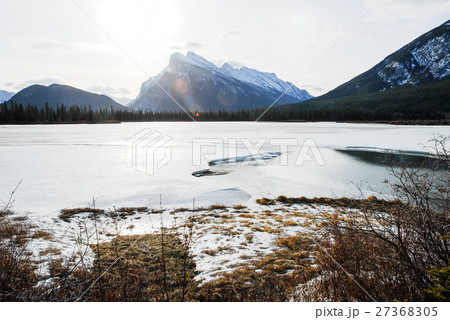 冬のカナディアン・ロッキー 朝のバーミリオン・レイクとランドル山 冬のカナディアン・ロッキー 朝のバーミリオン・レイクとランドル山 27368305