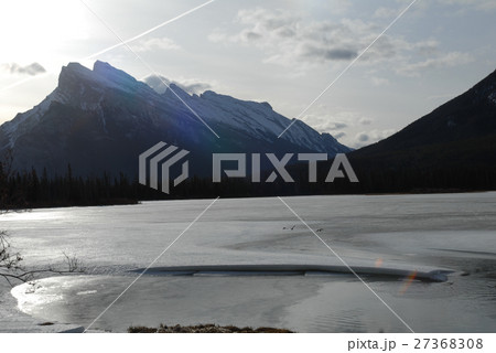 冬のカナディアン・ロッキー 朝のバーミリオン・レイクとランドル山 冬のカナディアン・ロッキー 朝のバーミリオン・レイクとランドル山 27368308