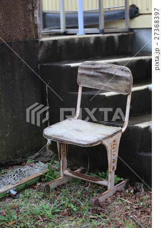 朽ち果てた椅子 27368397