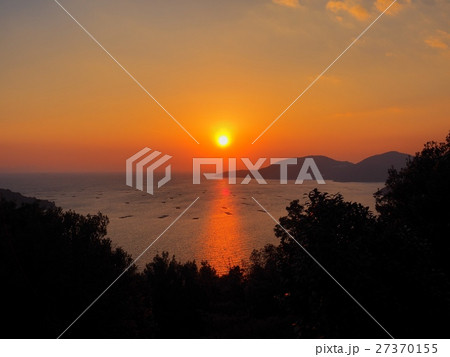 万葉の岬からの夕日　播磨灘に沈む夕日 27370155