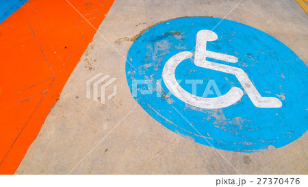 Disable parking on the road at parking area 27370476