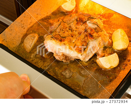 グリルから出した焼きたての若鳥のモモ肉 27372934