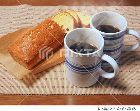 コーヒーと焼きたてパウンドケーキ 27372936