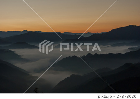 野迫川村の雲海と日の出前の空 27373020