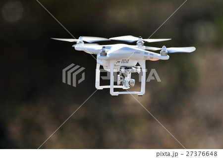 飛行中のドローン 27376648