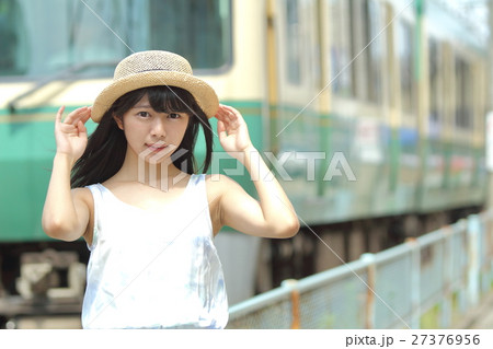 麦わら帽子の高校生　江ノ電 27376956