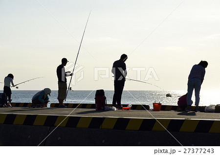 釣りをする人たち 27377243