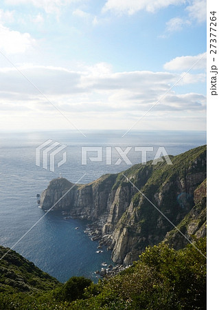 険しい断崖絶壁の先に見える大瀬埼灯台、長崎県福江島大瀬崎展望所あたり、日本 険しい断崖絶壁の先に見える大瀬埼灯台、長崎県福江島大瀬崎展望所あたり、日本 27377264