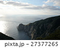 険しい断崖絶壁の先に見える大瀬埼灯台、長崎県福江島大瀬崎展望所あたり、日本 27377265