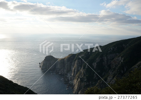 険しい断崖絶壁の先に見える大瀬埼灯台、長崎県福江島大瀬崎展望所あたり、日本 27377265