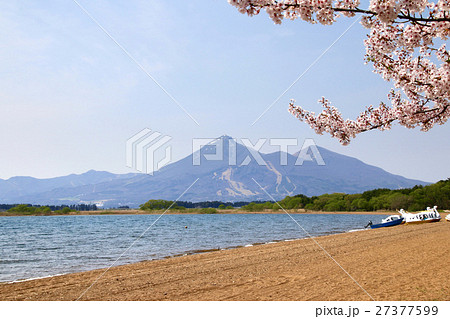 春の磐梯山と猪苗代湖 春の磐梯山と猪苗代湖 27377599