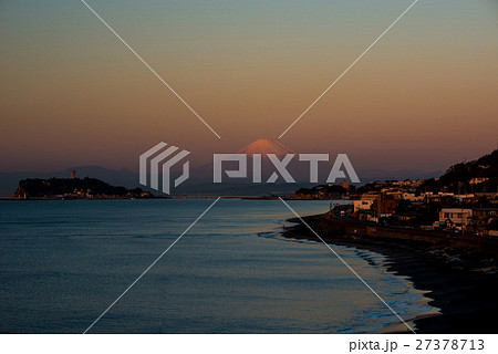 稲村ヶ崎から望む夜明の江ノ島と富士山 27378713