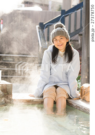 足湯に入る女性 27378750
