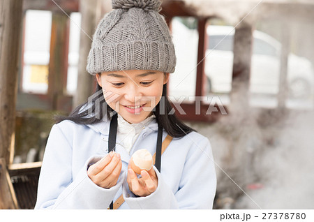 食べ歩きをする女性 27378780