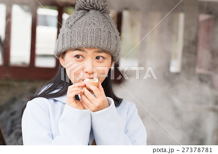 食べ歩きをする女性 食べ歩きをする女性 27378781