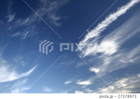 筋雲と昼の月 27378973