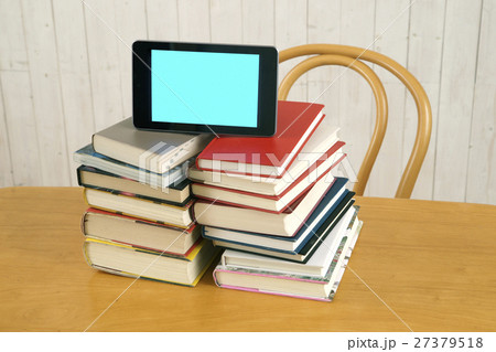タブレットで読書 タブレットで読書 27379518