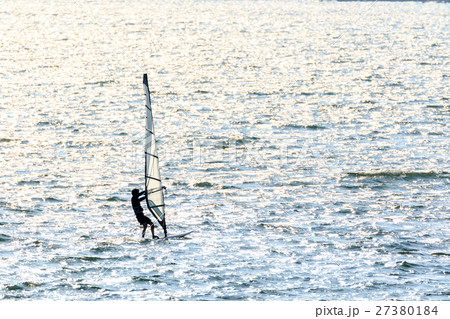 輝く淀川でのウインドサーフィン 輝く淀川でのウインドサーフィン 27380184