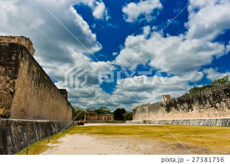チチェン・イッツァのスタジアム全景 27381756